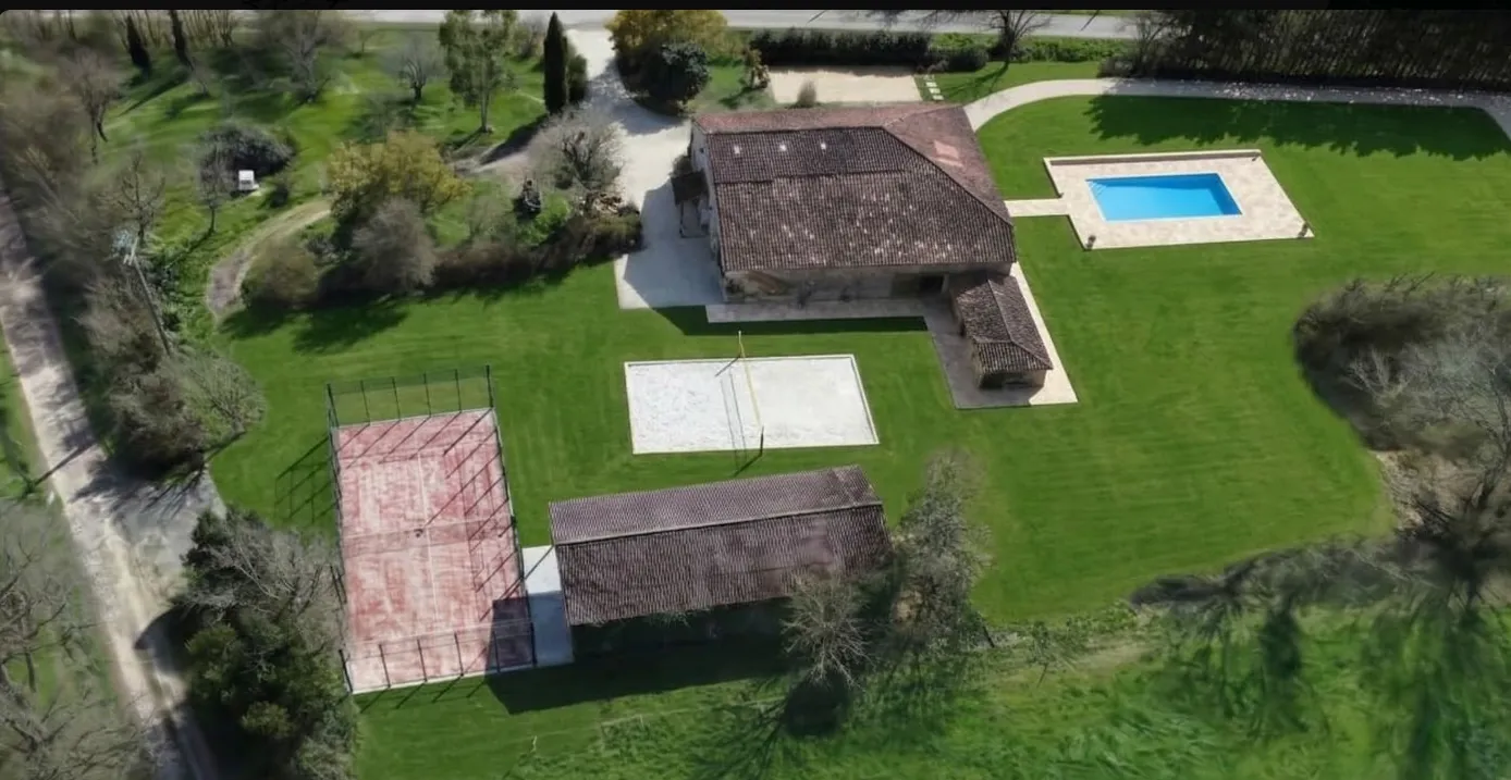 Vue aérienne du domaine de Séailles — piscines, padel, grange