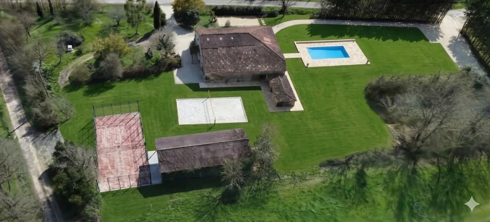Vue aérienne des extérieurs de la Maison de Séailles