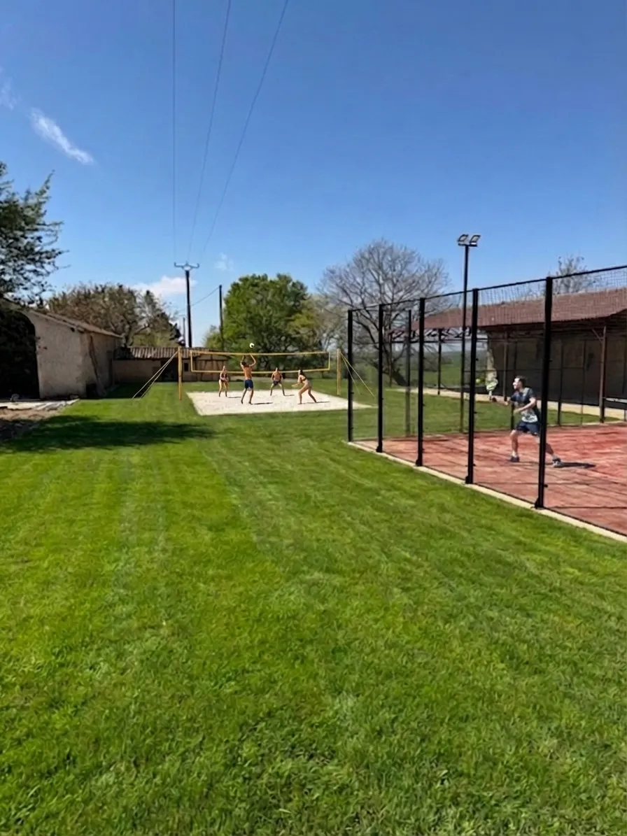 Padel + beach volley côte à côte